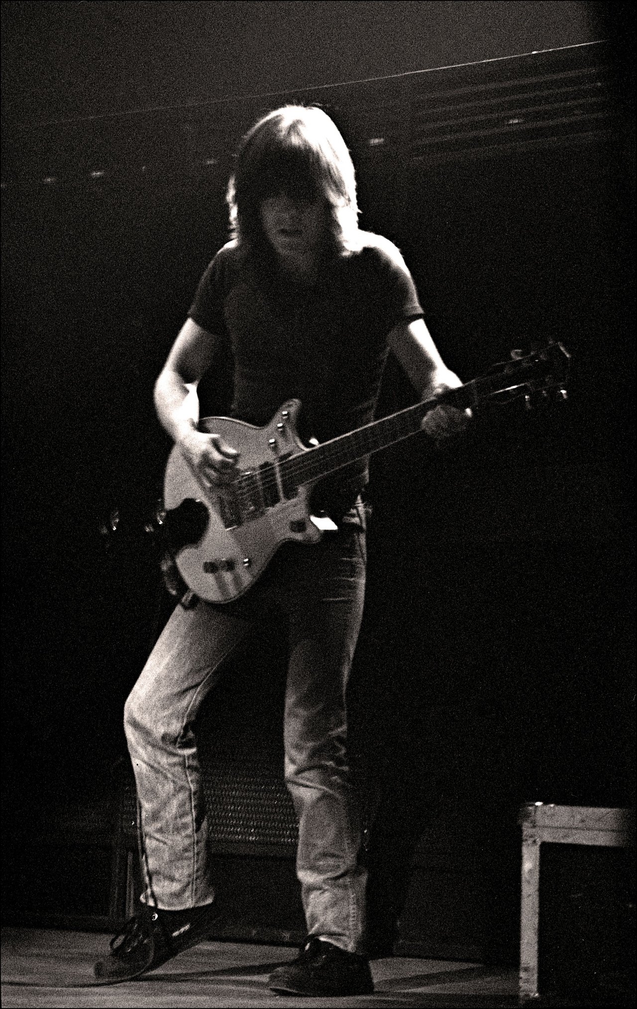 Malcolm Young, gonilna sila AC/DC na koncertu v Manchestru 1982.