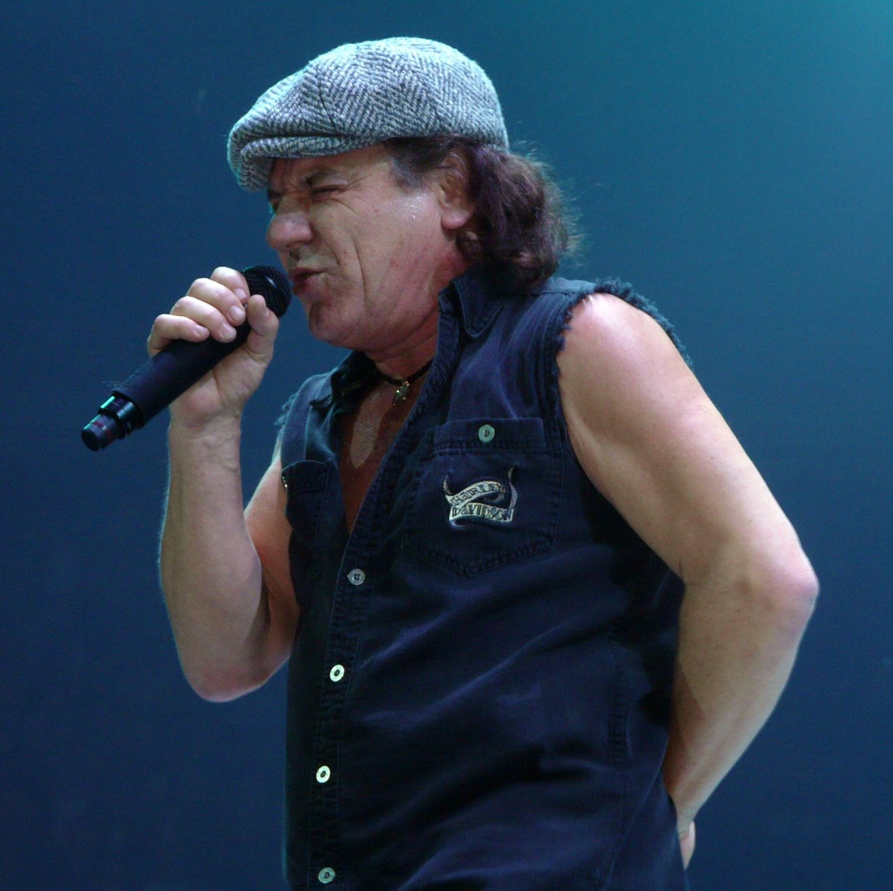 Brian Johnson na koncertu 2008, v skupini je 1980 zamenjal umrlega Scotta.