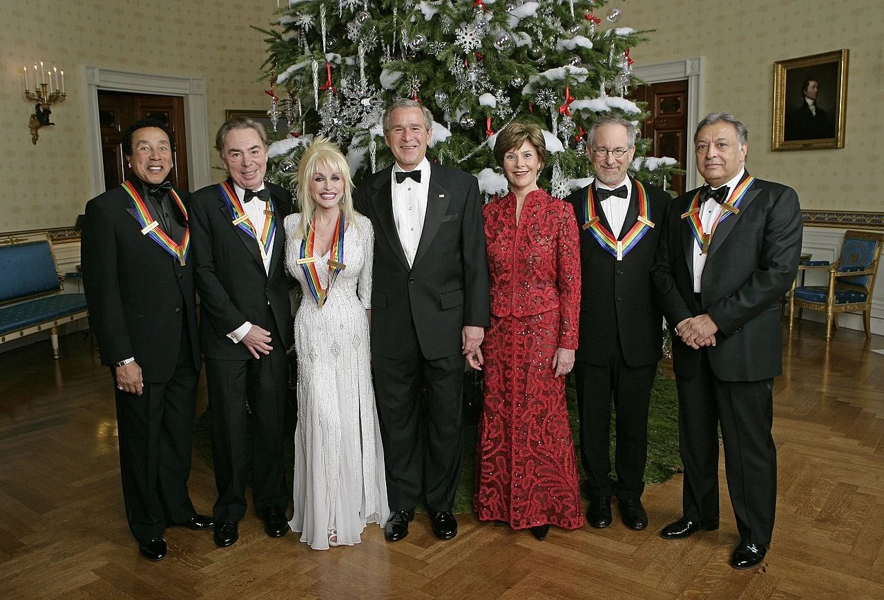Predsednik George W. Bush in prva dama Laura Bush s prejemniki priznanj Kennedyjevega centra na sprejemu v Beli hiši leta 2006. Z leve: Smokey Robinson, Andrew Lloyd Webber, Dolly Parton, Steven Spielberg in Zubin Mehta.