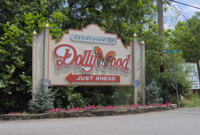 Vhod v Dollywood v Pigeon Forgeu v Tennesseeju, zabaviščni park, katerega solastnica je Dolly Parton postala leta 1986 in ki še danes nosi njeno ime.