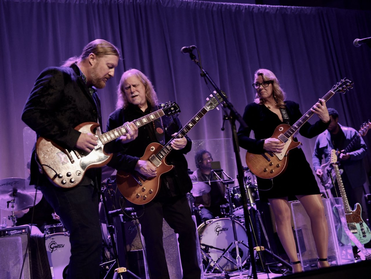 Tedeschi Trucks Band nekako ohranja Allman Brothers Band pri življenju, sestavljata ga Derek Trucks (levo, nečak originalnega bobnarja Butcha Trucksa in član ABB od 1997) in žena Susan Tedeschi, gostujoči glasbenik na sredini na koncertu lani novembra pa je Warren Haynes, kitarist ABB od 1989.